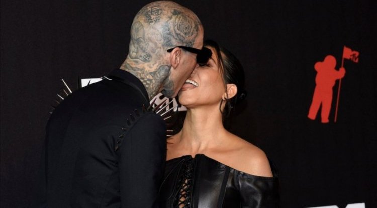 Juicy kisses in front of the camera: Kourtney Kardashian and Travis Barker are said to be incompatible, and then this is how they respond to the critics