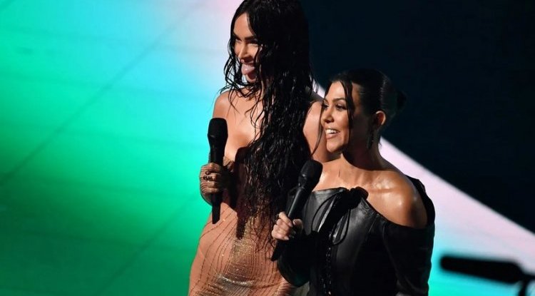 'We are in love': Megan Fox and Kourtney Kardashian crashed the internet with photo from the men's room: And then the guys joined them