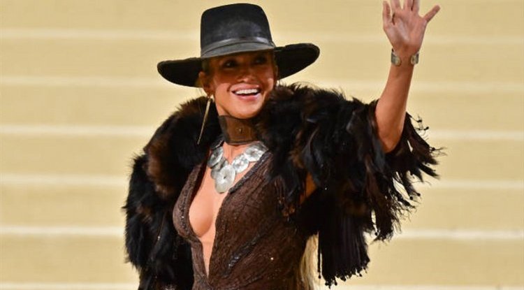 JLO in a dress that only the bravest women can wear: One button "holds" everything!