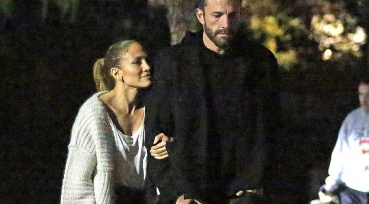 Ben 'Absent' Affleck: While J.Lo was looking at him lovingly, he was completely uninterested