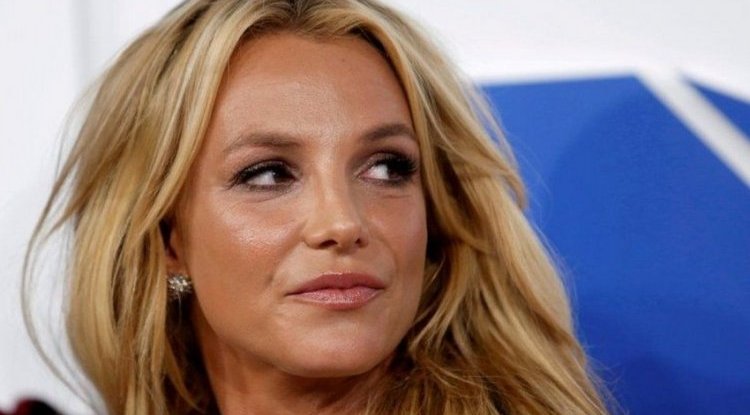 Britney is back on Instagram with a new weird dance video - Something is off