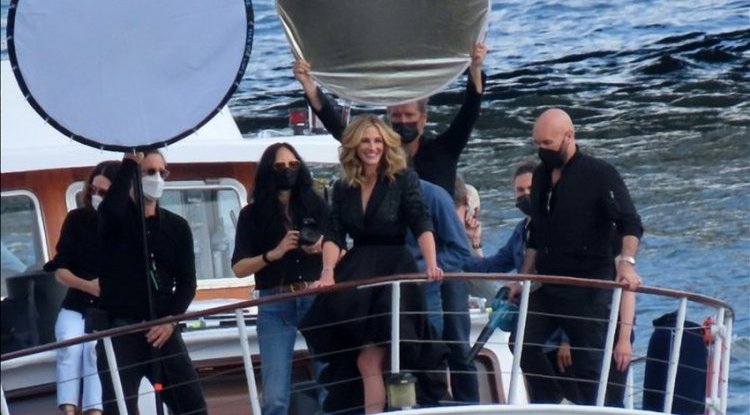 "Pretty Woman" is glowing: Julia Roberts "caught" sailing on the Seine