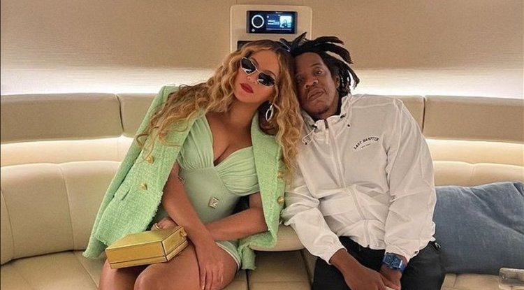 Power couple / Beyoncé and Jay-Z make us jealous: They 're relaxing on a yacht in Italy, looking better than ever