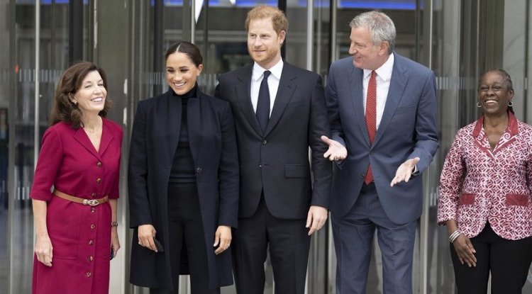 Meghan and Harry photographed on a rare night out, here’s what it looks like when they finally decide to relax a bit (VIDEO)