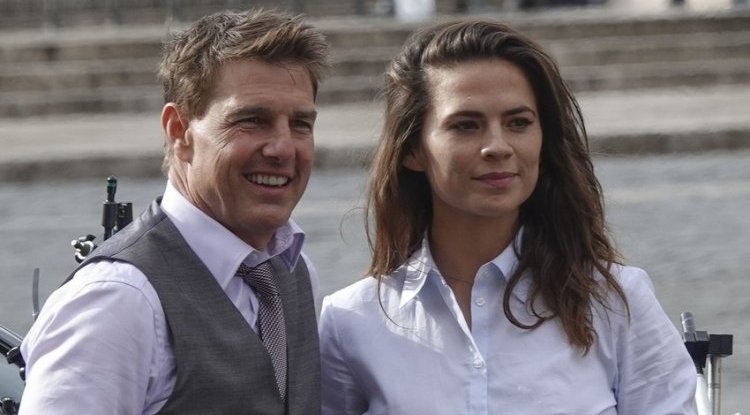 Tom Cruise ended a short romance with a colleague 20 years younger, but they are facing a very awkward period