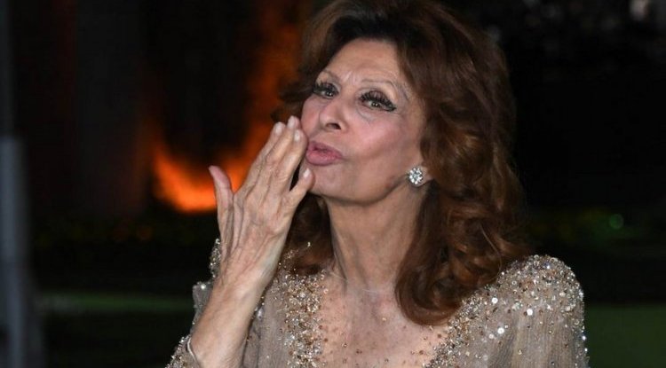 87-year-old Sophia Loren sends kisses in a 'nude' dress