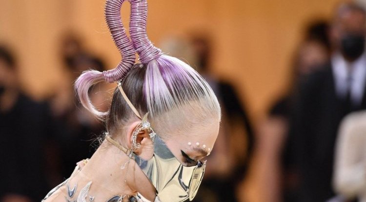 Grimes, Elon Musk's ex-girlfriend, said: "I will make a lesbian space commune"