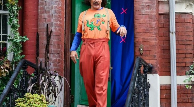 Javier Bardem like you have never seen before! He was captured on the streets of New York in extremely unusual outfit