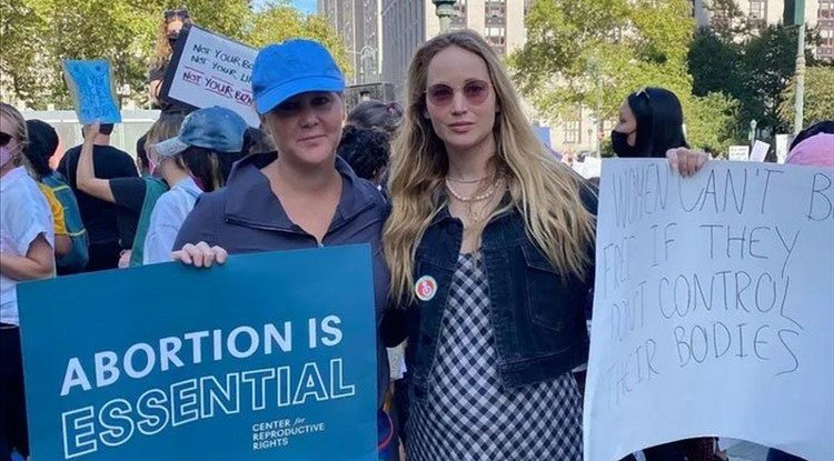 Amy Schumer and Jennifer Lawrence together at Women's March!