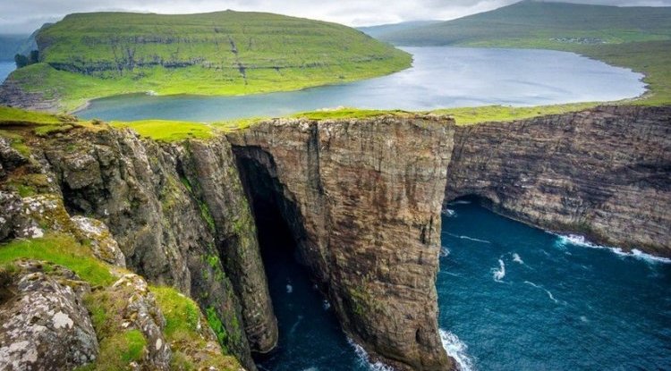 The greatest optical illusion of nature - a lake above the ocean