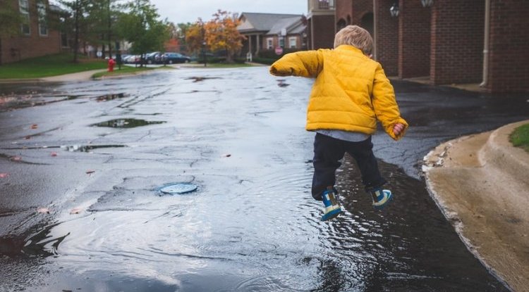 15 fun things you can do with kids on a rainy day