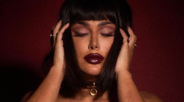 BEAUTY SHOWS HOW TO PHOTOSHOP FOR SOCIAL NETWORKS: In an instant, she enlarges her breasts, puts on fake abs