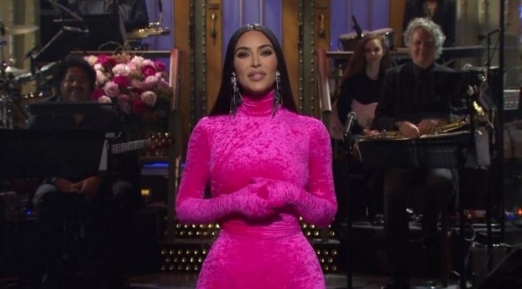 Kim Kardashian roasts her whole family on a live show (VIDEO)