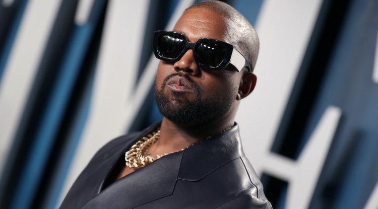 Kanye decided to follow everyone with a black profile picture, Kim is not among them