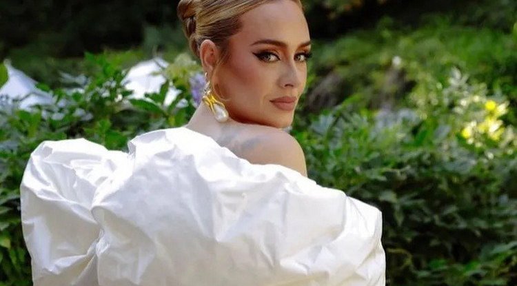 'FINALLY! THE QUEEN IS BACK '/ Adele crashed the internet, after six years she released a new song and video - listen to the new hit:' It was worth the wait '