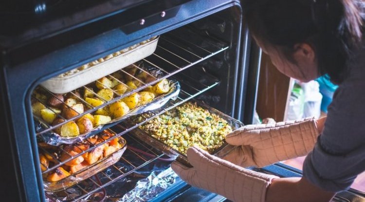 With this quick and easy trick you will preheat your oven for half the usual time