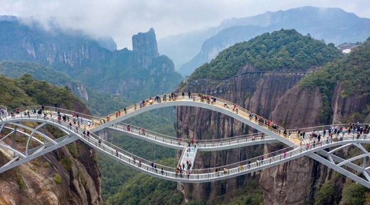Glass bridge in China became a tourist attraction: "We thought the photos were fake"
