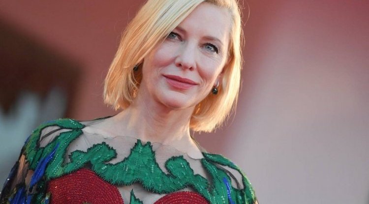 Cate Blanchett has a favorite beauty ritual: She applies a moisturizing serum twice a day