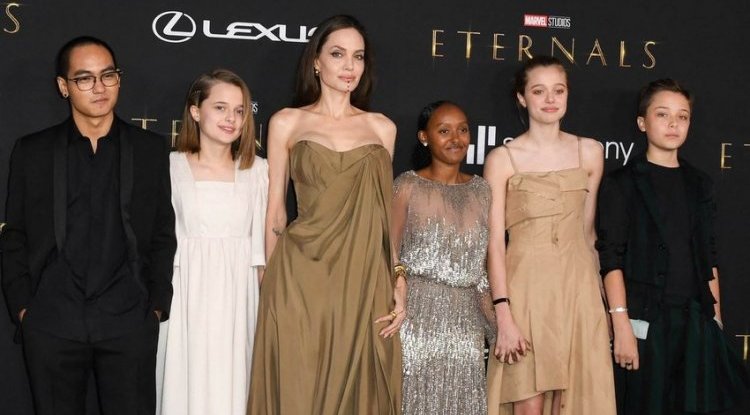 ANGELINA'S DAUGHTERS SURPRISE WITH APPEARANCE: Zahara wore her dress from 2012, and Shiloh no longer wants to be a boy?