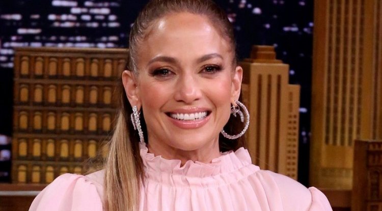 Jennifer Lopez rocks bubblegum-pink hair in her new campaign