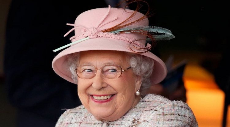 Queen Elizabeth declines the "Oldie of the Year" award, she believes that she does not meet the criteria