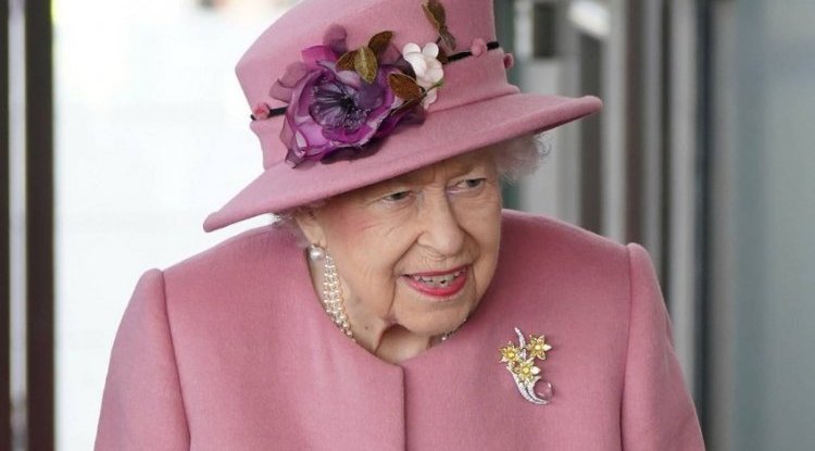 Queen Elizabeth spent the night in hospital: 'She is in a good mood, she must rest for a few days'
