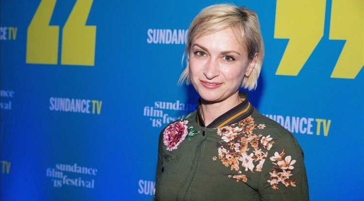 The camerawoman, Halyna Hutchins, who was accidentally killed by Alec Baldwin only two days ago boasted photos from the set with the team, in which the actor was in the foreground