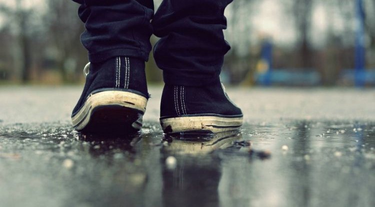 Even canvas sneakers become waterproof with this super trick