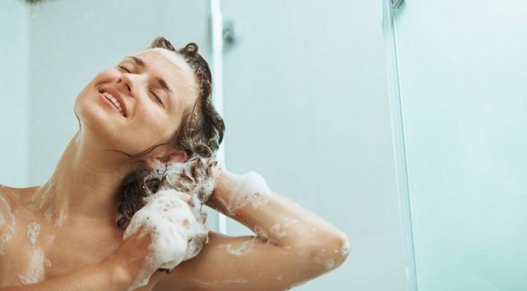 The most common mistakes when washing hair that make it lifeless and dry
