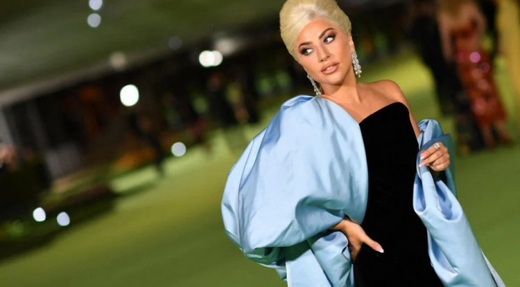Lady Gaga returns to the stage in an edition designed by her younger sister: check out the avant-garde costume encrusted with feathers