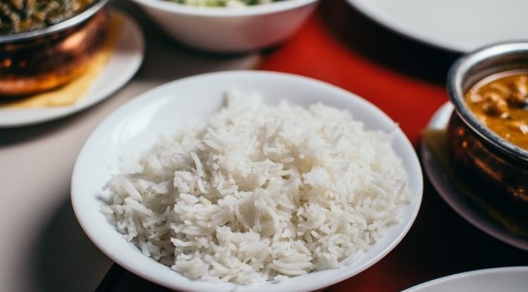 Here’s why you should heat the rice you have left over from the day before with an ice cube