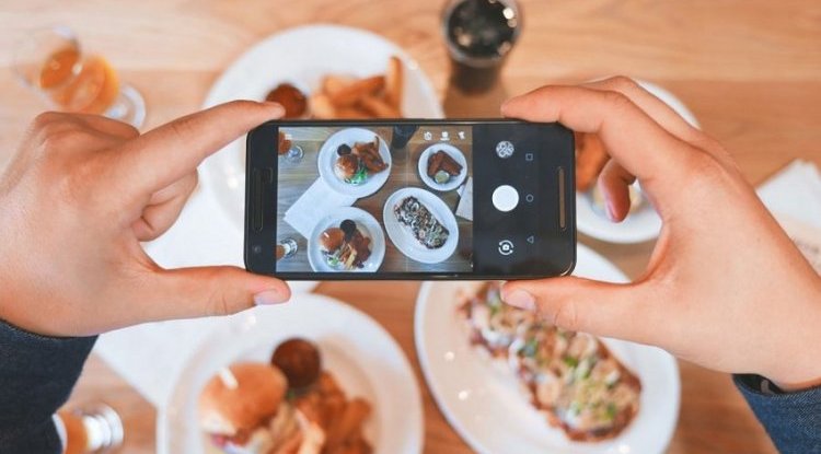 Photographing food constantly can cause weight gain