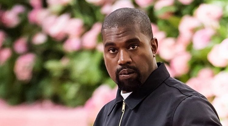 Kanye finally got rid of weird masks and showed his new haircut