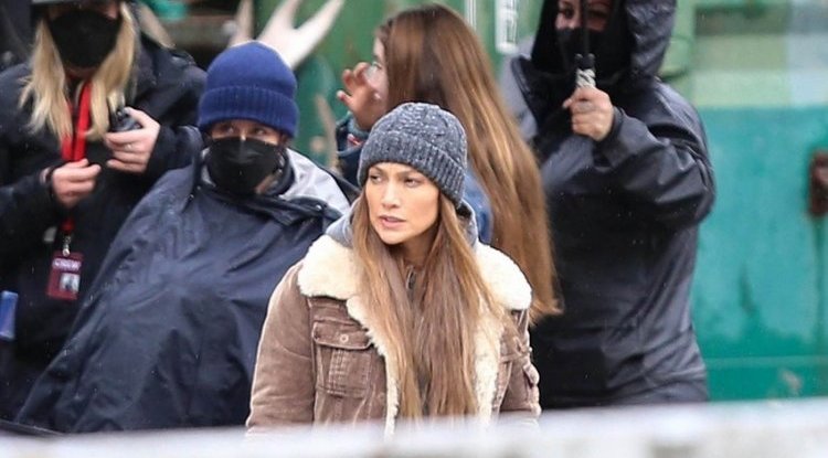 JENNIFER LOPEZ USES PHOTOSHOP TOO: J.Lo looks different in new paparazzo photos than on Instagram