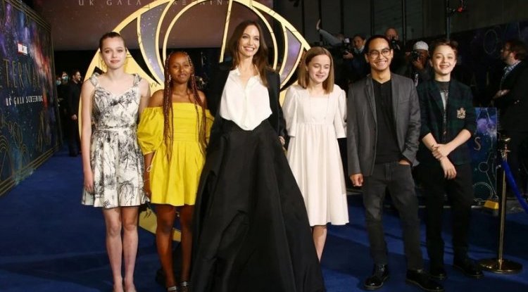 Angelina Jolie: A skirt that visually reduces the waist, and is rarely seen on the red carpet