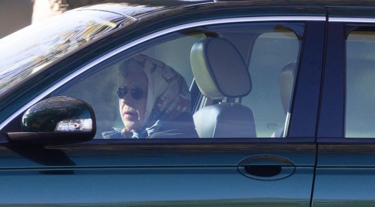 While everyone is worried about her health, Queen Elizabeth was photographed behind the wheel in Jaguar
