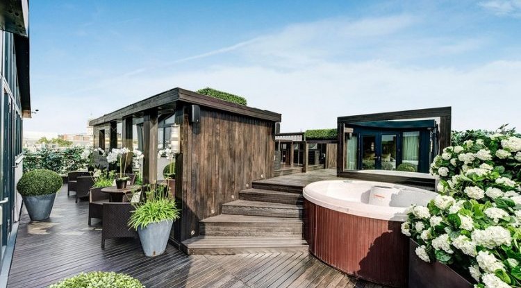 The star of romantic comedies Hugh Grant is selling his luxury penthouse, the new owner will have to set aside "only" 8 million pounds for it