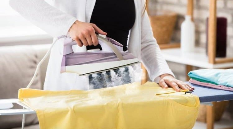 How to straighten clothes without an iron