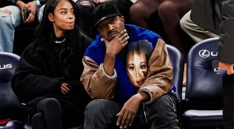 Until yesterday, he denied that he was divorcing, and now he is seen with a 22-year-old woman with whom he has been 'in a relationship for some time'.