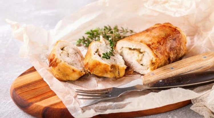 Chicken rolls with cheese and sesame