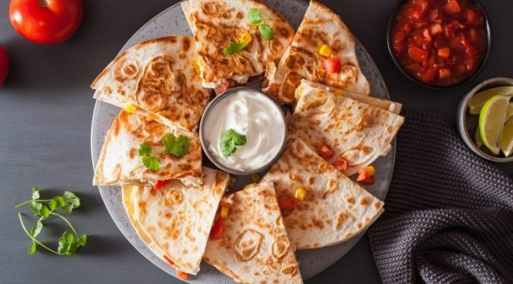 Quick tortillas with zucchini and cheese