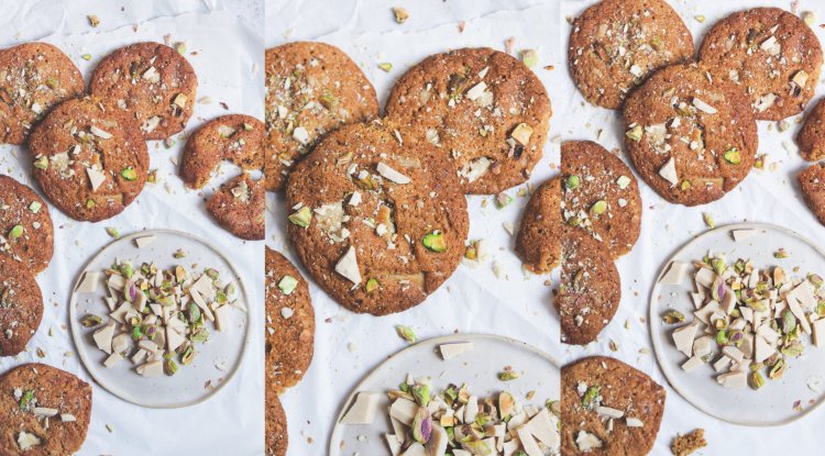 BOURBON AND BLUEBERRIES: Biscuits with white chocolate and pistachios