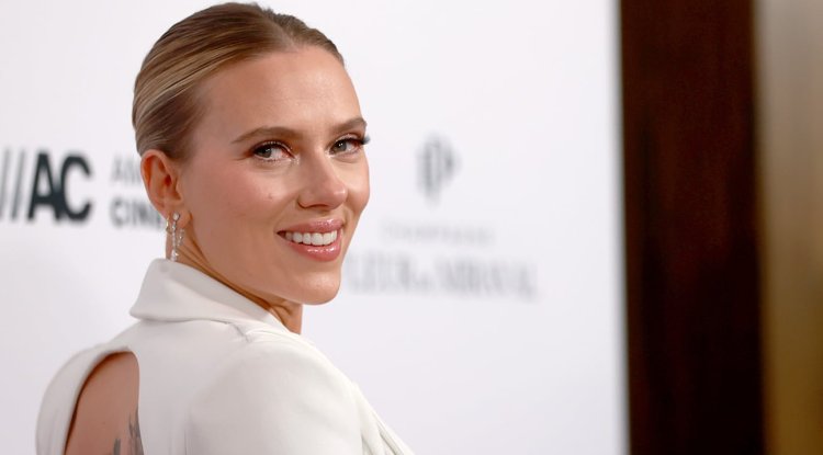 Scarlett Johanson's corset is amazing!