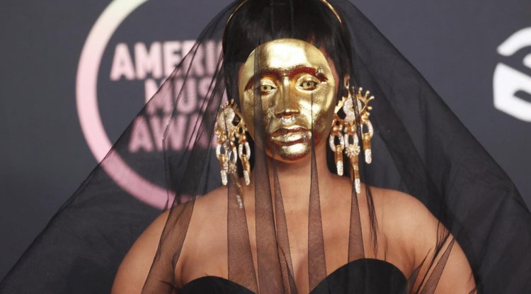 Cardi B wore a bizarre mask on the red carpet