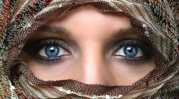 Do your own smoky eye makeup
