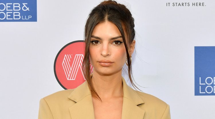 Emily Ratajkovski attacked for her belly