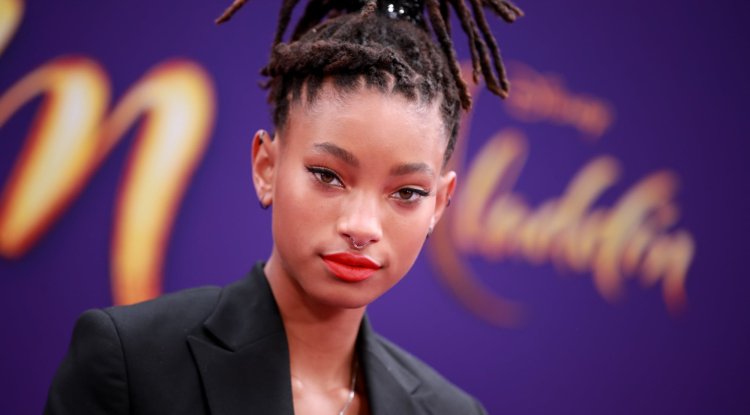 Exclusive photos of Willow Smith in other's embrace