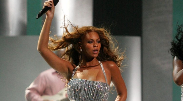 Beyonce posed in a latex body