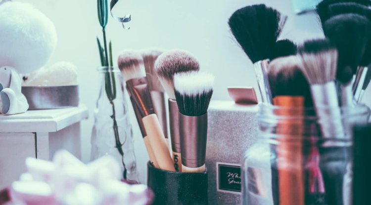 Tricks to organize make up in one place