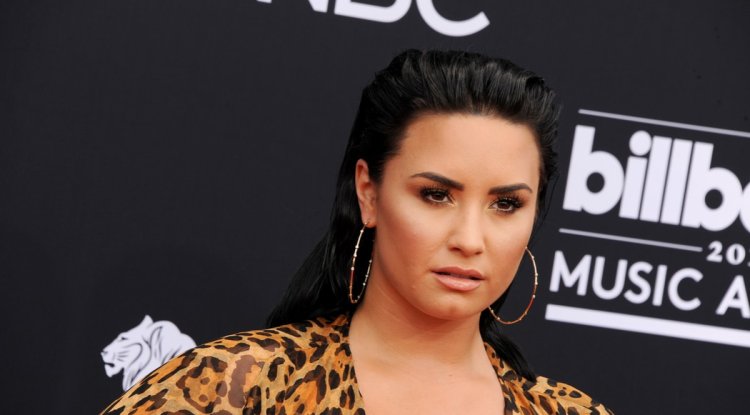 Demi Lovato shocks with new haircut!